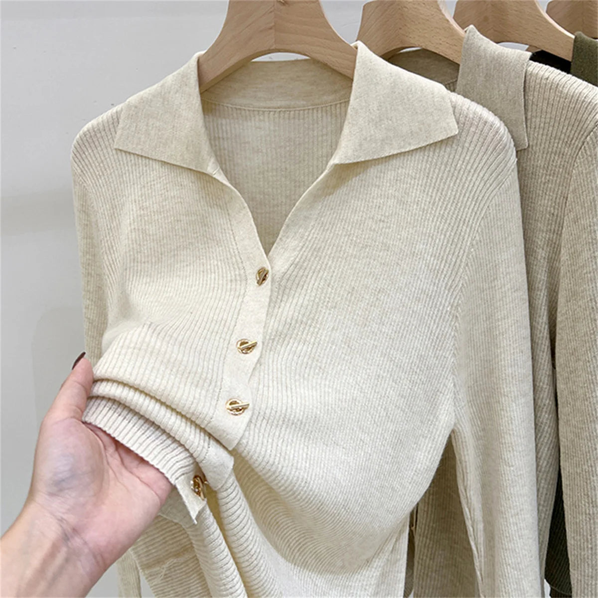 Timeless Warmth – The Elegant Korean Polo Cardigan You’ll Wear All Season.