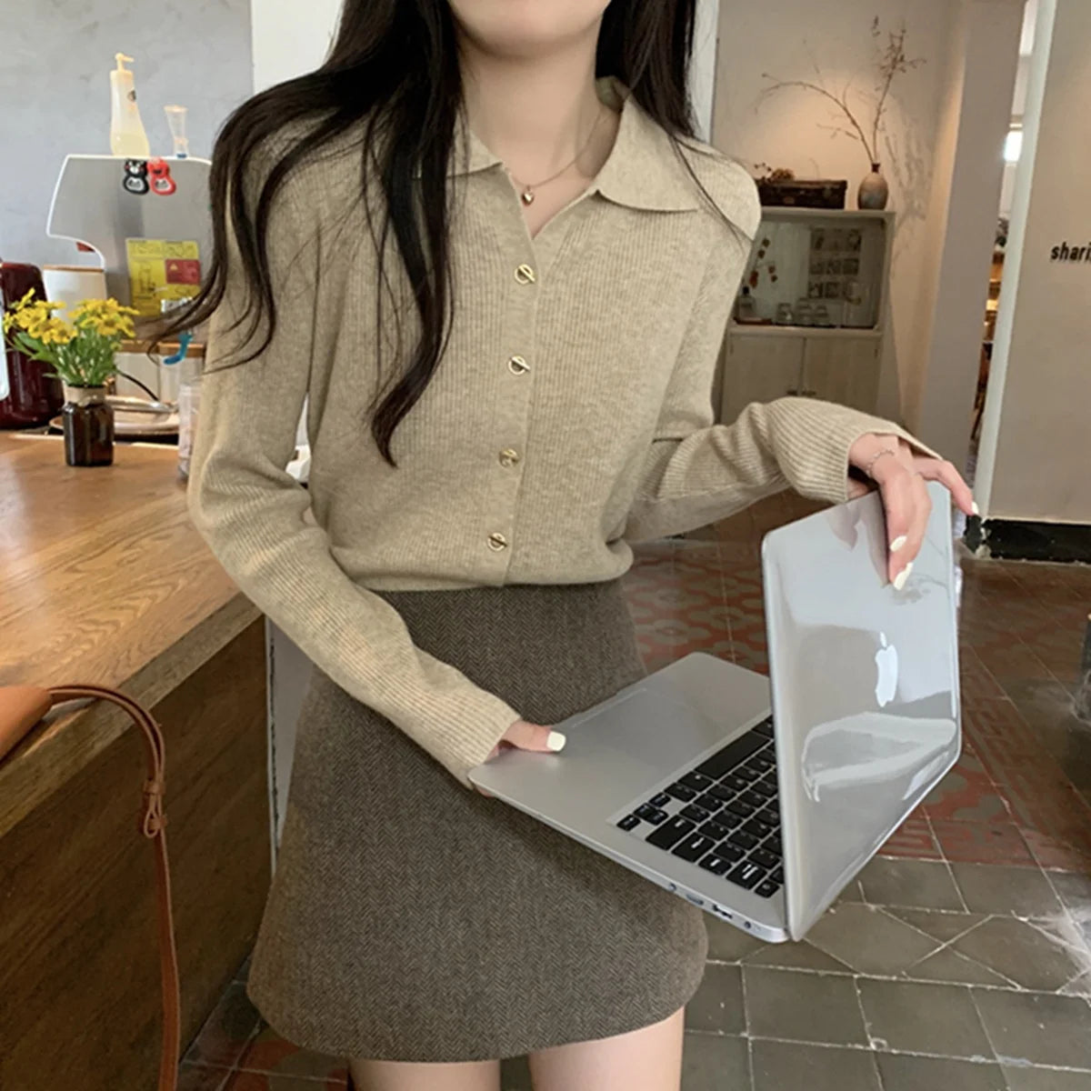 Timeless Warmth – The Elegant Korean Polo Cardigan You’ll Wear All Season.